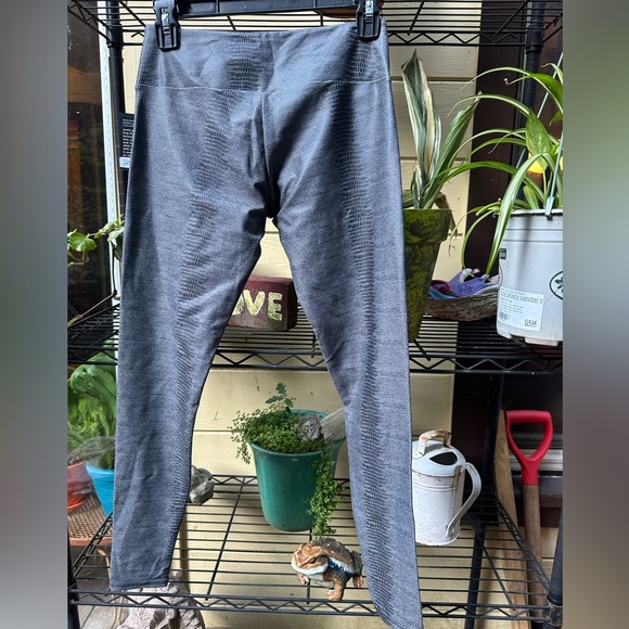 ONSIE ‘flow’ NWT Charcoal Snake 209 Hot Yoga Leggings Size S/M - Picture 6 of 11